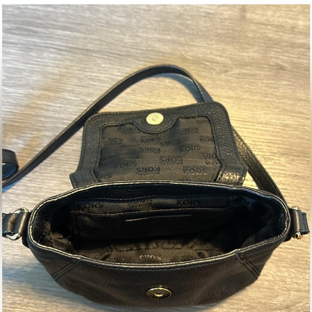 Michael Kors pebbles leather black cross body. In excellent condition/no damages